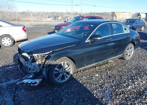 2019 Mercedes-Benz C 300 z USA, uszkodzony, nr VIN 55SWF8DB2KU322449